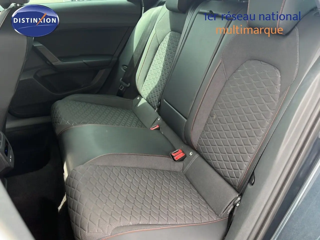 Vue intérieure côté droit des sièges arrière en tissu gris noir avec surpiqûres rouges du SEAT LEON ST gris magnétique 2025.