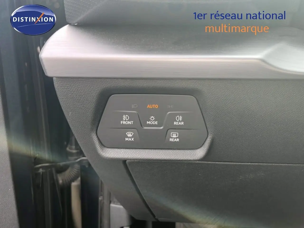Gros plan sur les commandes d’éclairage et désembuage côté gauche intérieur d’une SEAT LEON ST gris magnétique 2025.