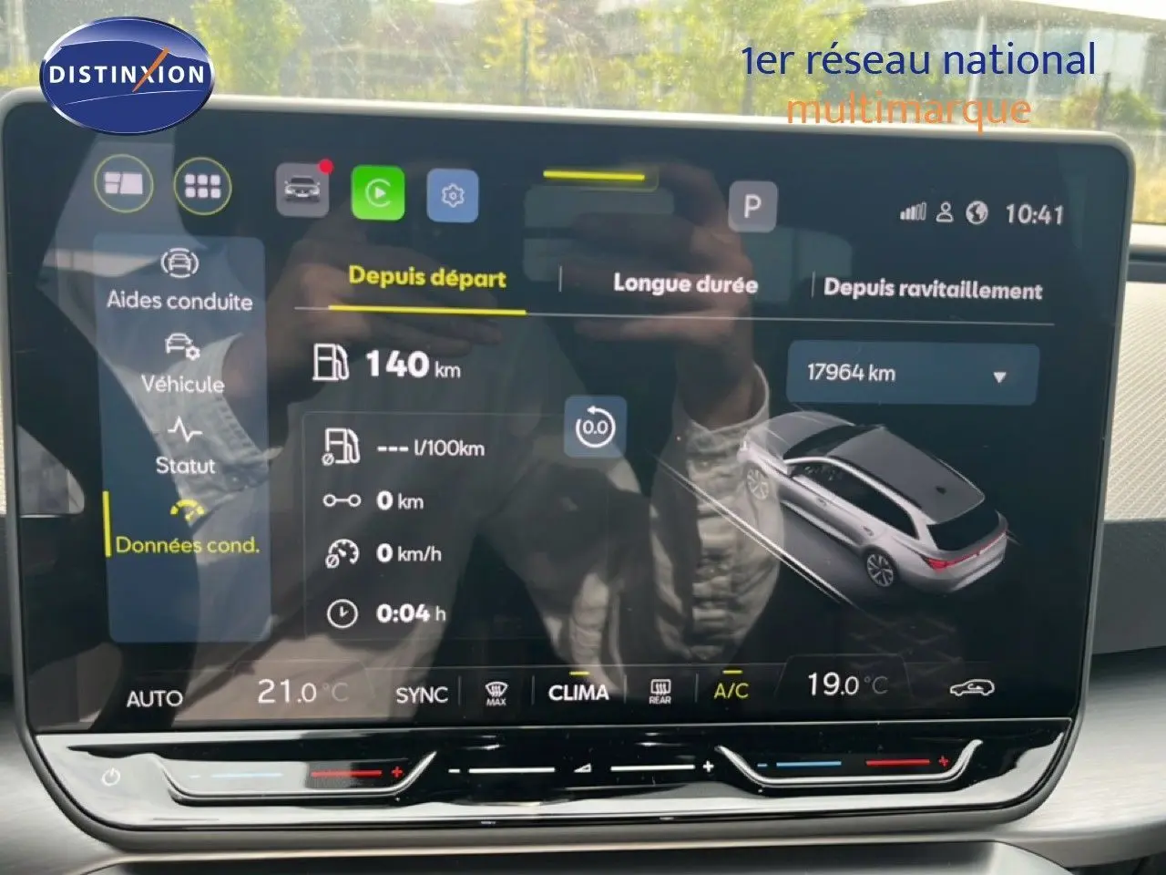 Écran tactile central affichant les données de conduite du SEAT Leon ST gris magnétique, vue intérieure frontale.