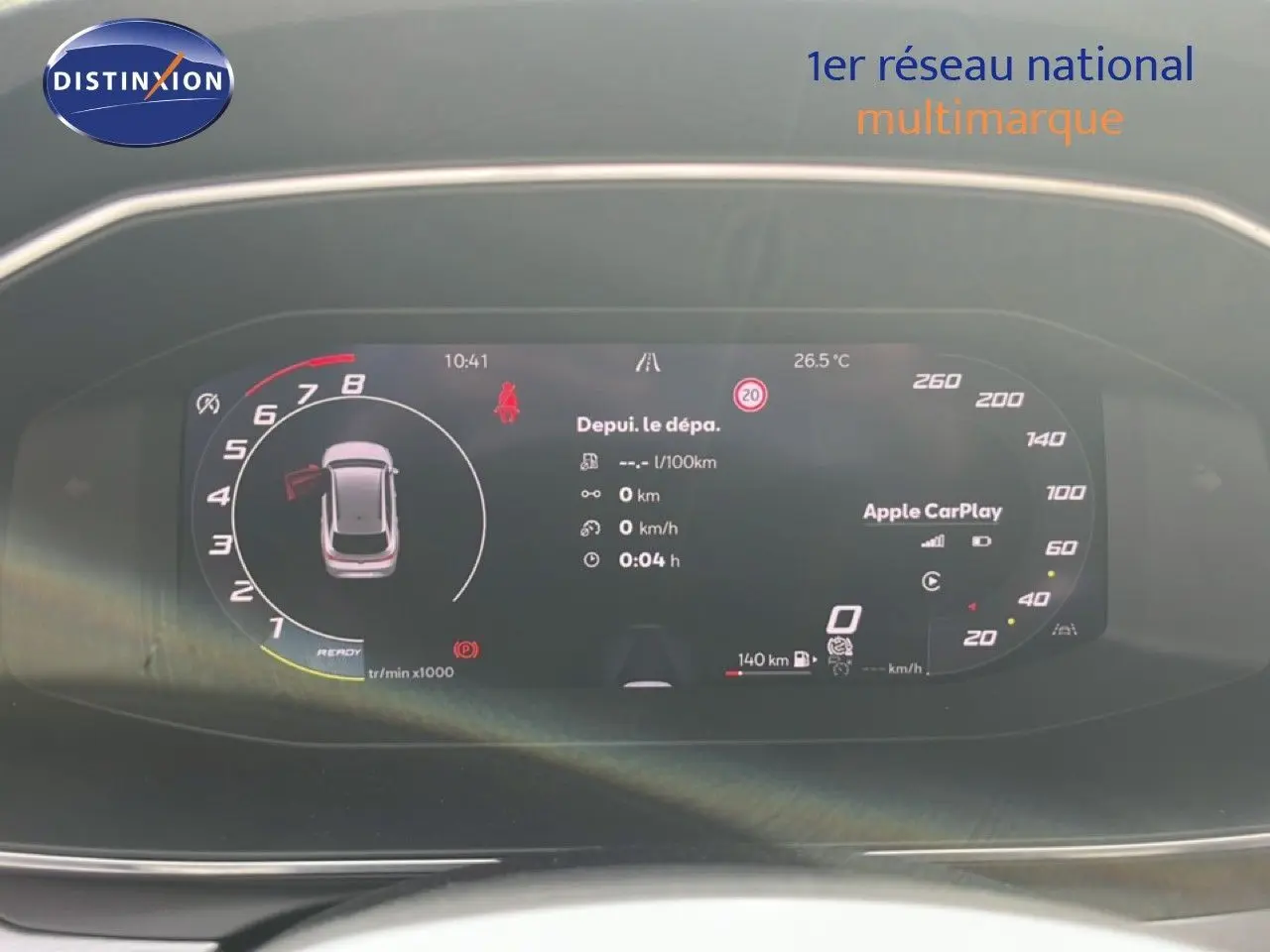 Vue rapprochée du tableau de bord numérique d’une SEAT LEON ST gris magnétique, affichant les informations de conduite et Apple CarPlay.