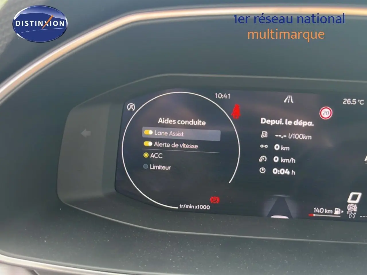 Tableau de bord numérique du SEAT LEON ST 2025 affichant les aides à la conduite et les données de trajet.