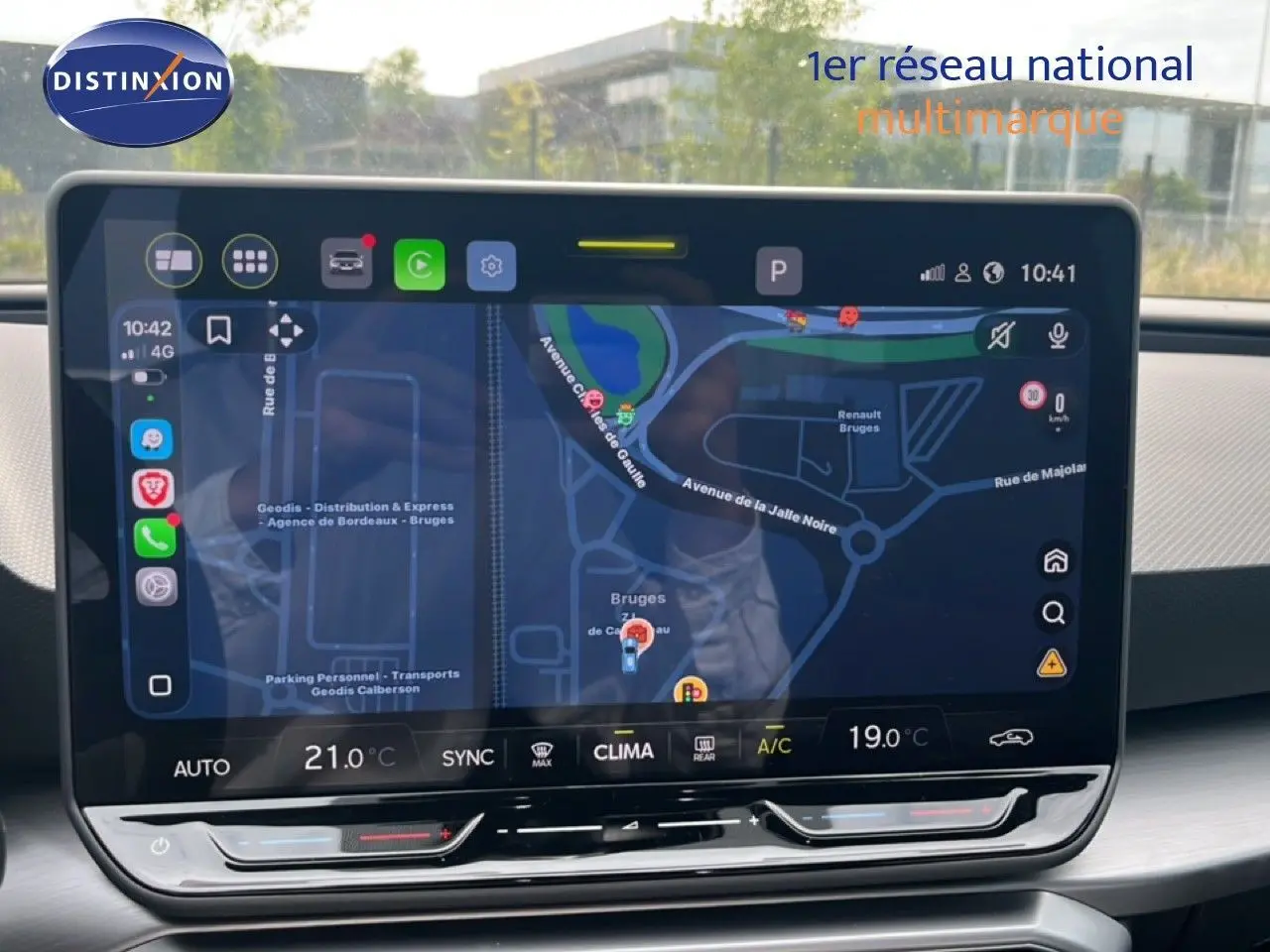 Vue rapprochée de l’écran tactile central du tableau de bord du SEAT Leon ST 2025, affichant la navigation GPS.