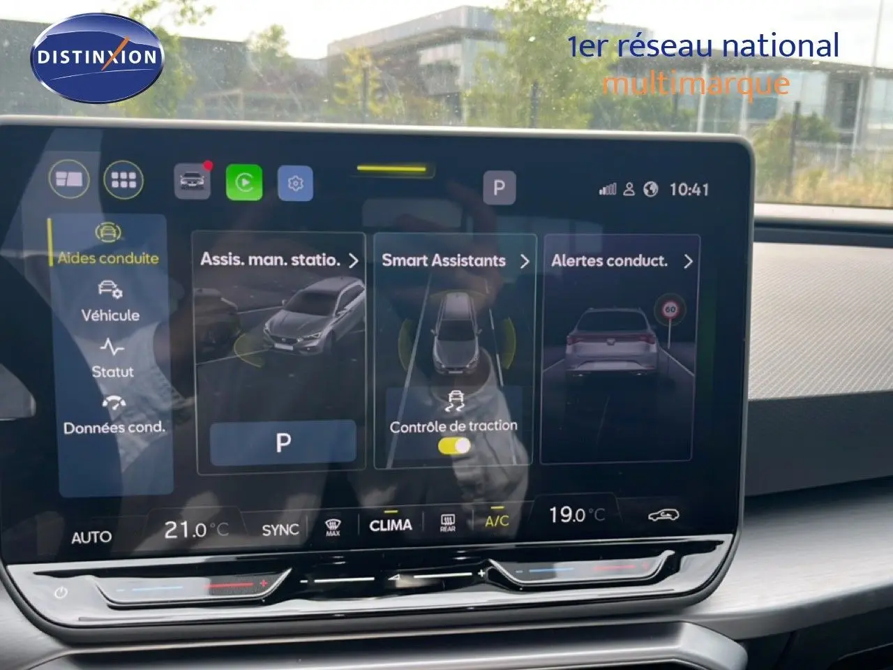 Écran tactile du tableau de bord du SEAT LEON ST 2025 affichant les aides à la conduite et la climatisation.