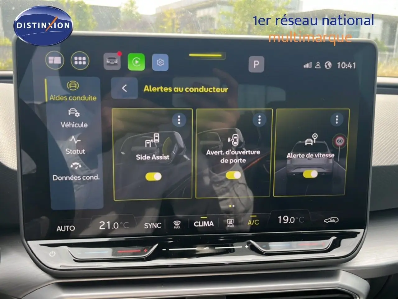 Écran tactile central du SEAT LEON ST 2025 affichant les alertes au conducteur, intérieur gris noir.