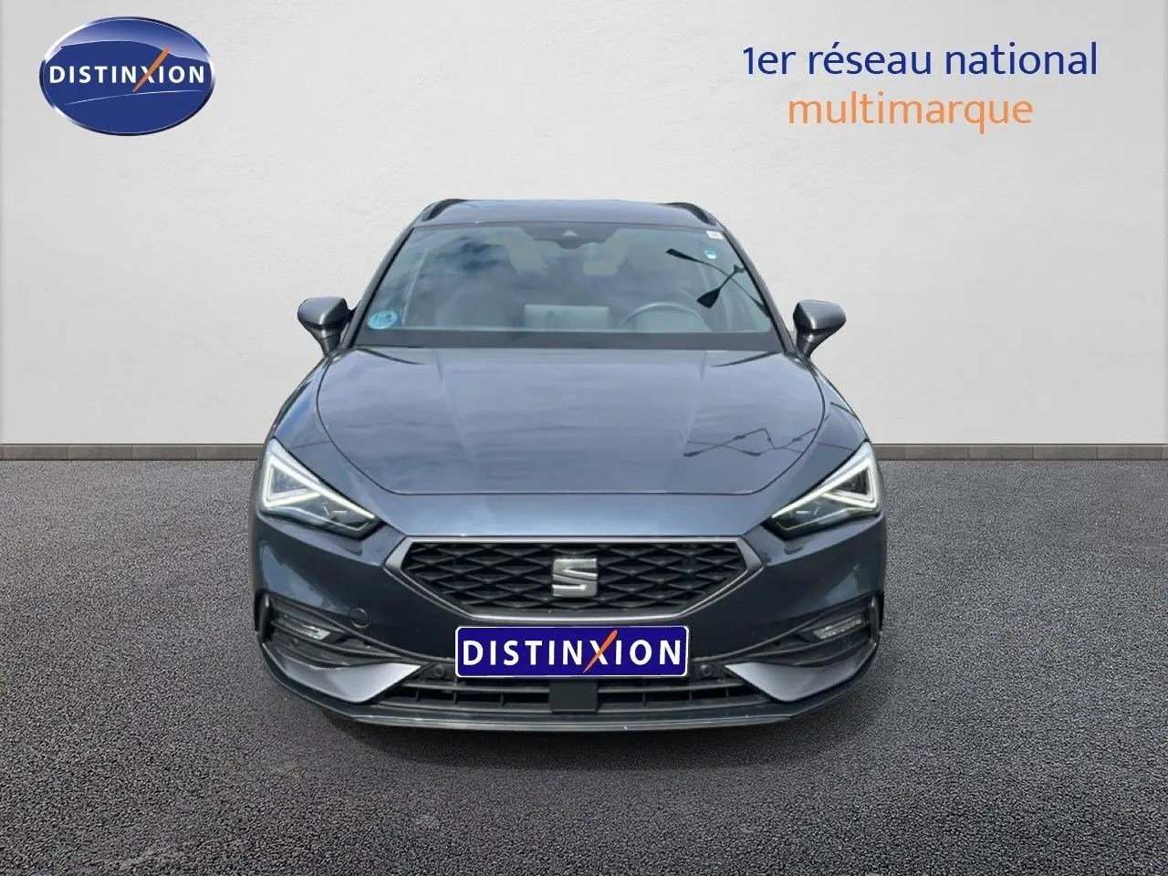 Vue frontale d'une SEAT LEON ST 1.5 TSI 150CH FR Special Edition en gris magnétique métallisé, avec calandre et phares LED distinctifs.