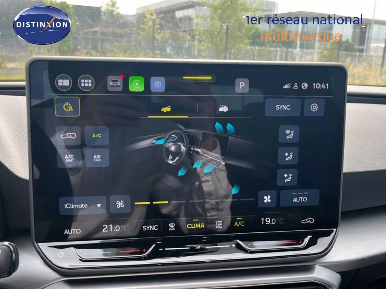 Écran tactile central du tableau de bord du SEAT Leon ST 2025 montrant les réglages de climatisation et ventilation.