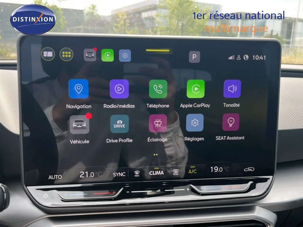 Écran tactile central de la SEAT LEON ST 1.5 TSI 150CH FR gris magnétique, affichant les options multimédias et climatisation.
