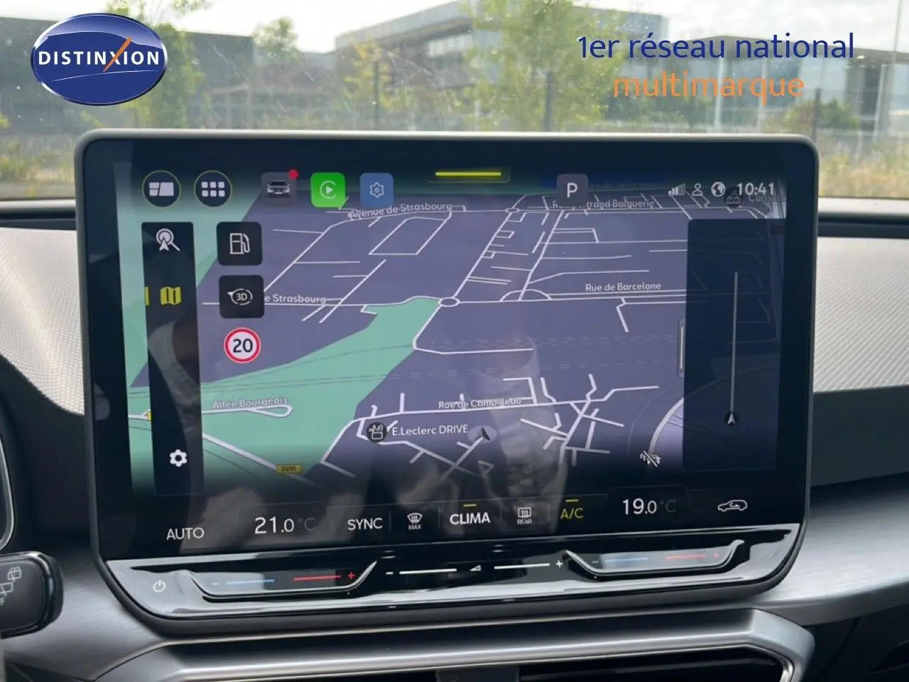 Écran tactile central du tableau de bord du SEAT LEON ST 2025 affichant la navigation GPS en extérieur.