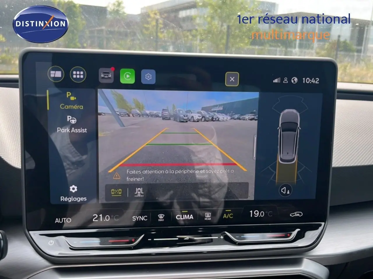 Écran tactile intérieur montrant la caméra de recul et l'assistance au stationnement du SEAT LEON ST gris métallique.