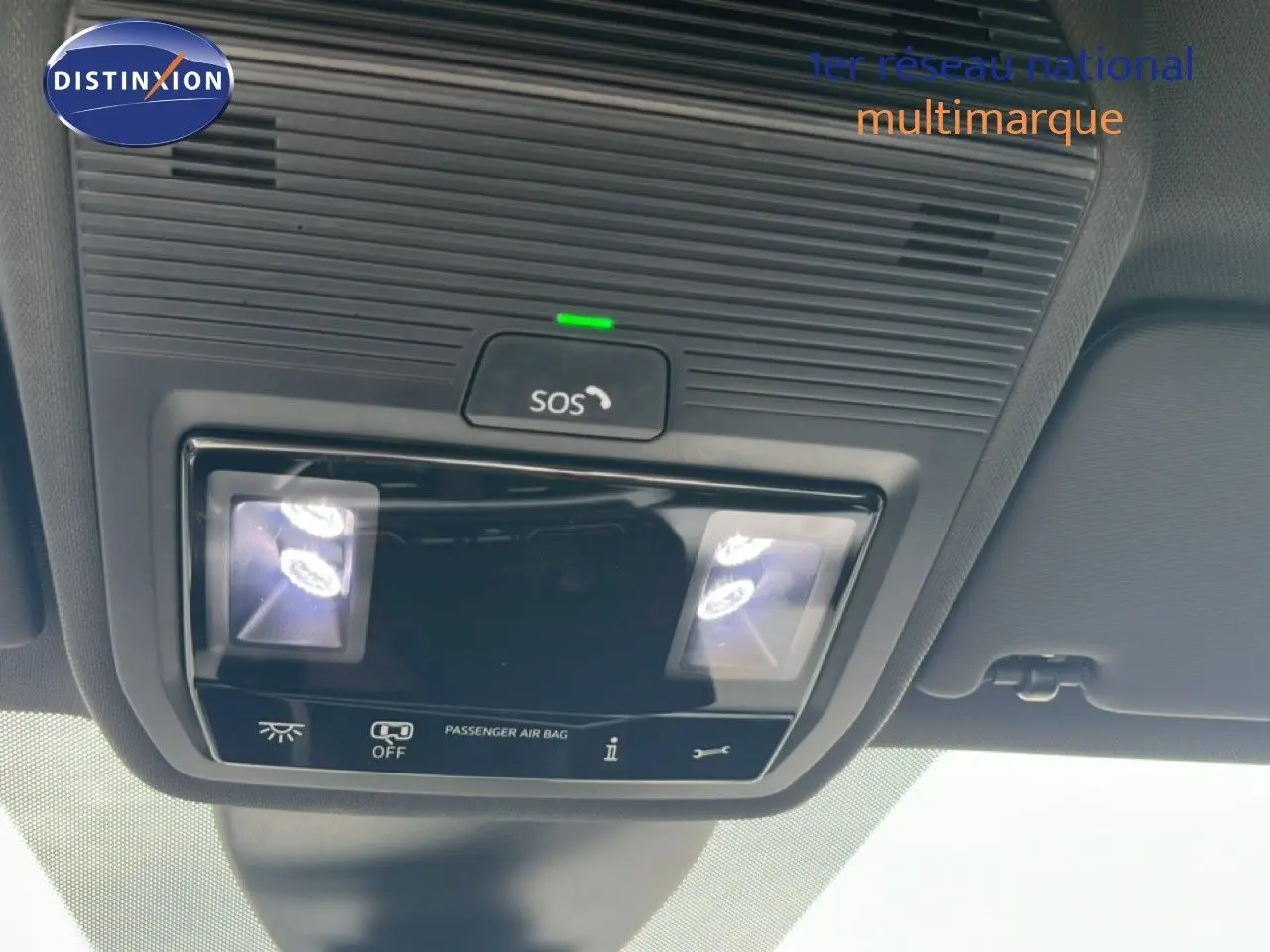 Vue en gros plan du plafonnier intérieur avec éclairage LED et bouton SOS du SEAT LEON ST gris magnétique 2025.
