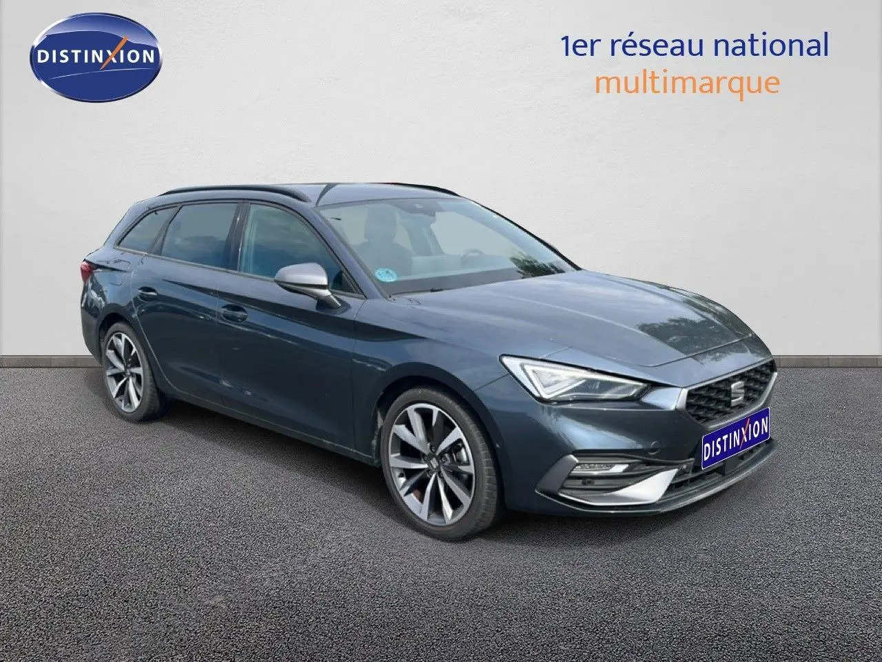 SEAT Leon ST gris magnétique métal en 3/4 avant droit, avec jantes alliage et calandre distinctive FR.