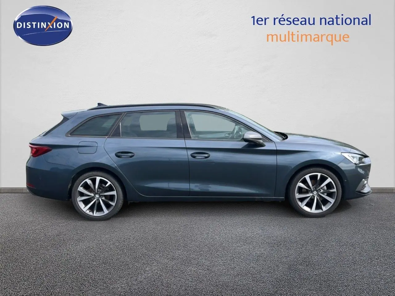 SEAT LEON ST gris magnétique métal en profil droit, break compact avec jantes alliage et lignes dynamiques.