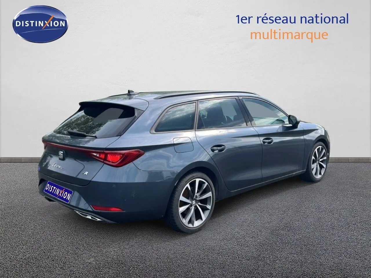 SEAT Leon ST gris magnétique métal vue 3/4 arrière droit, break compact avec jantes alliage et feux LED distinctifs.