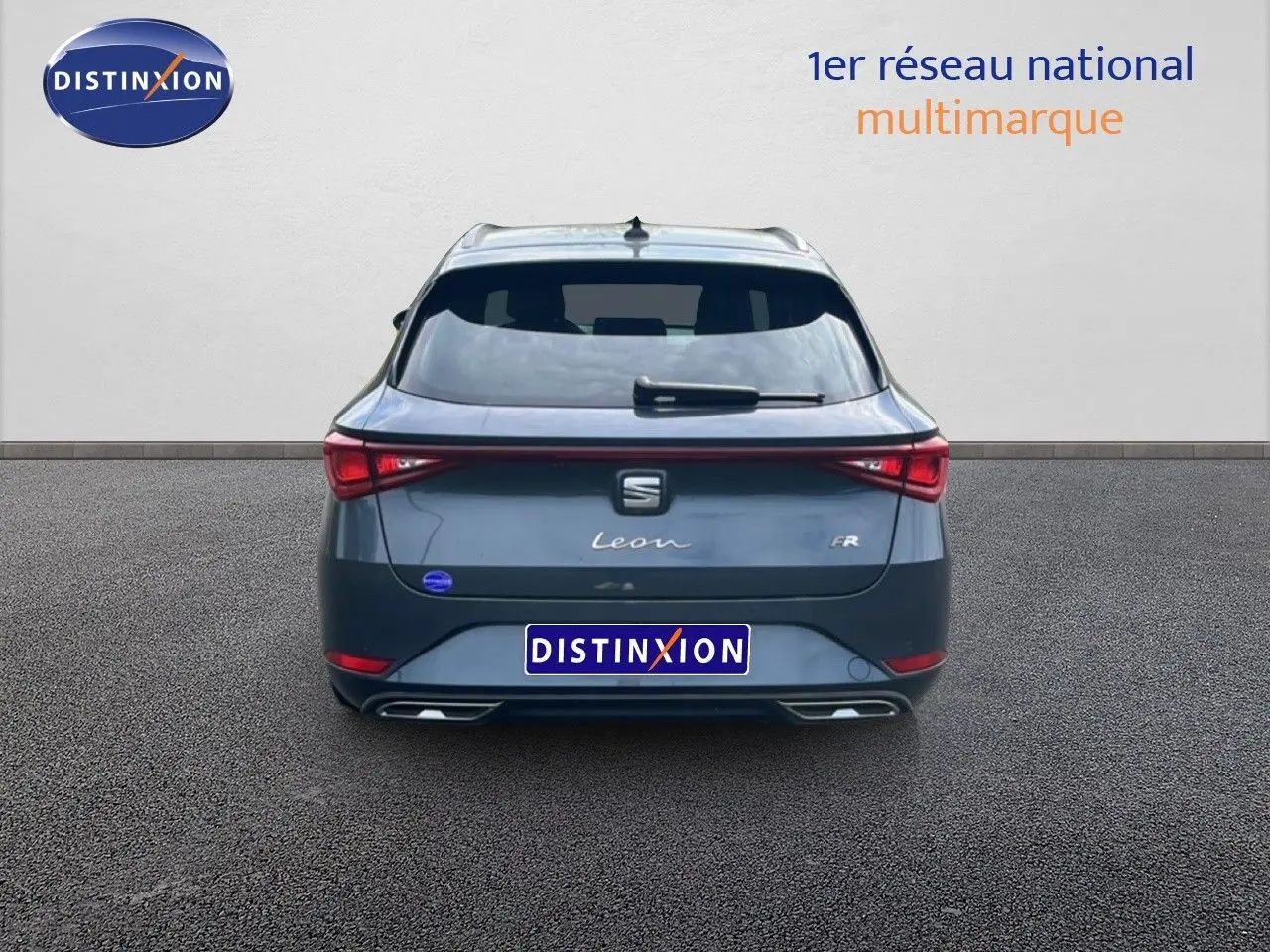 Vue arrière d'une SEAT Leon ST gris magnétique métal 2025 avec feux LED et double sortie d'échappement intégrée.
