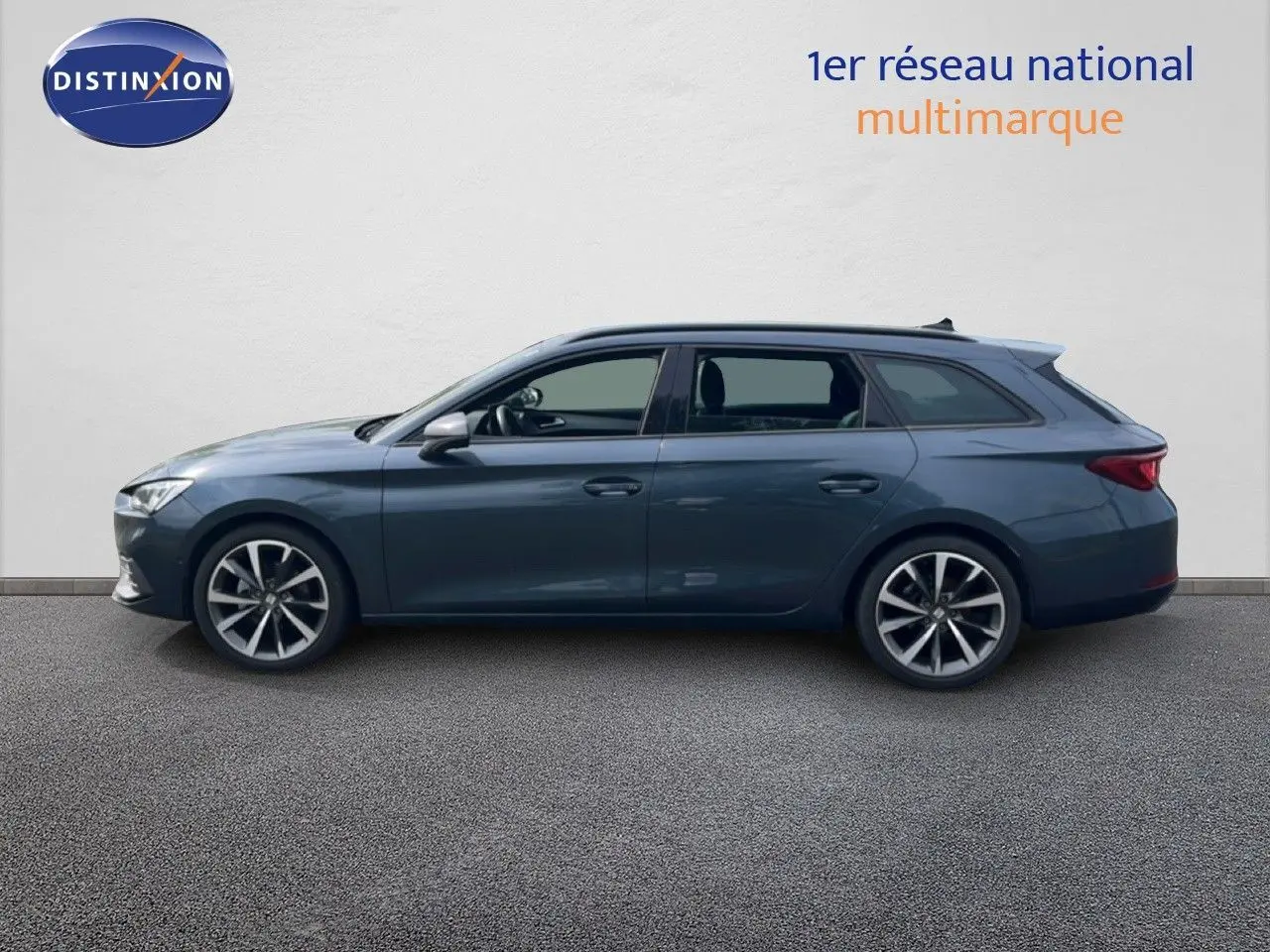 Profil côté gauche d'une SEAT LEON ST 1.5 TSI 150CH FR Special Edition gris magnétique métal, roues alliage 18 pouces.