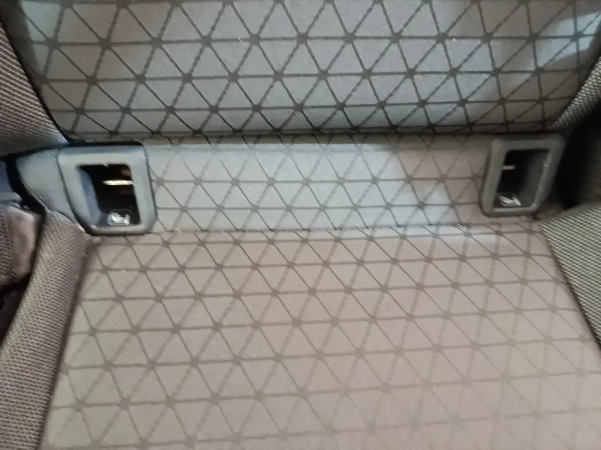 Détail de la banquette arrière grise à motif triangulaire du Volkswagen T-Cross 2022, avec ancrages Isofix visibles.