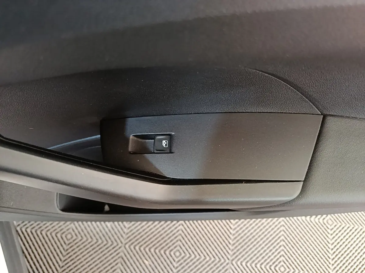 Détail de la poignée intérieure noire de porte arrière côté gauche du Volkswagen T-Cross blanc 2022.