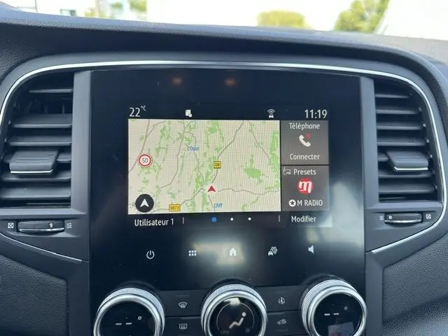 Écran tactile central du tableau de bord de la Renault Mégane 1.5 Blue dCi 115ch Business, affichant la navigation GPS.