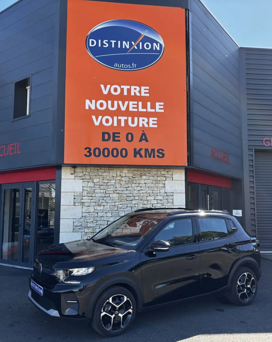 Citroën C3 Turbo 100 BVM6 noir vue 3/4 avant droit, avec jantes distinctives et toit noir brillant.