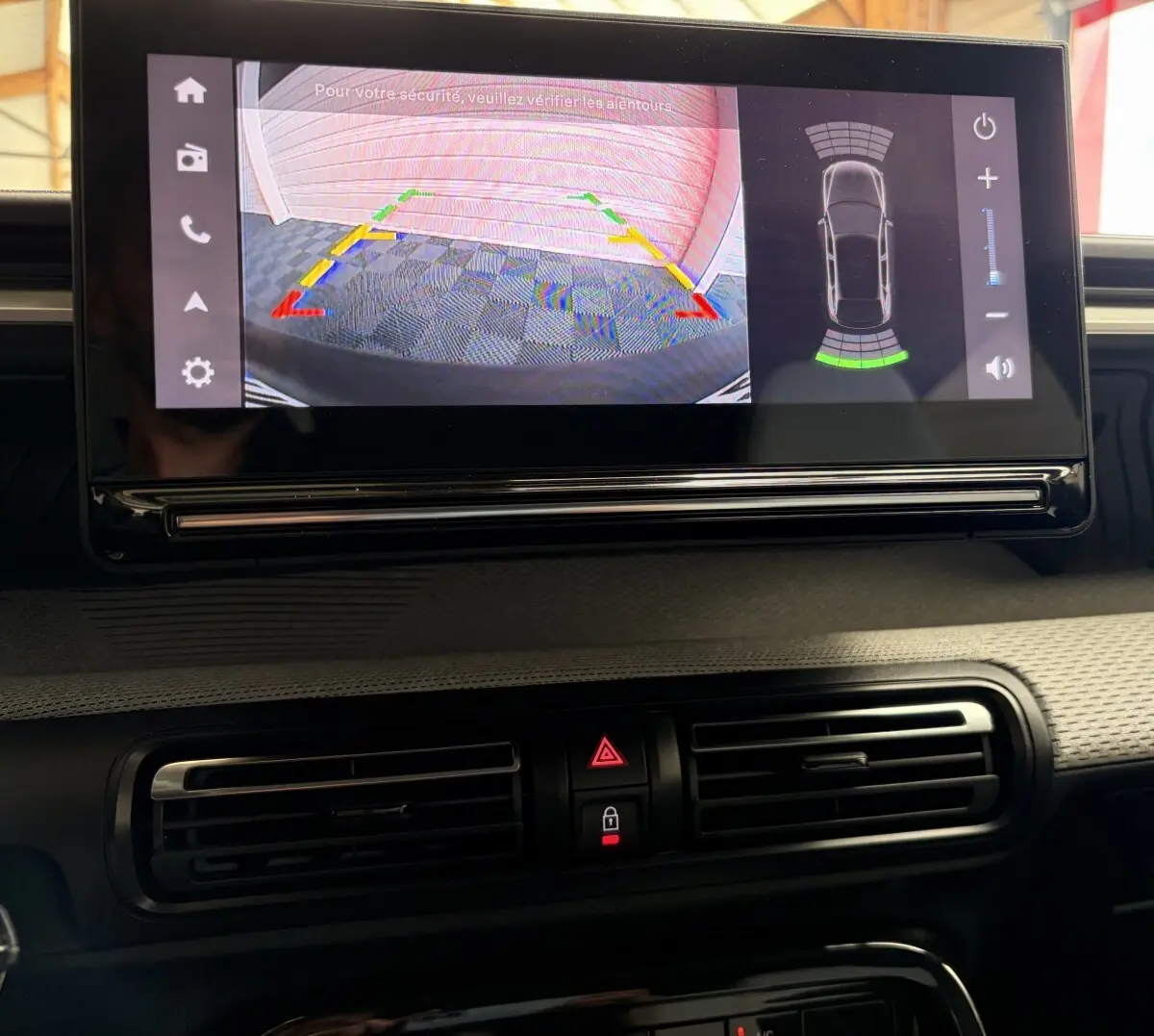 Écran tactile central de la Citroën C3 Turbo 100 BVM6 MAX 2025 montrant la caméra de recul et l’aide au stationnement.