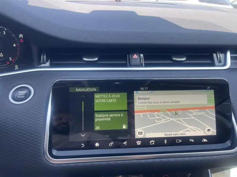 Tableau de bord du Range Rover Evoque 2019 avec écran tactile de navigation et bouton start/stop visible en Indus Silver.