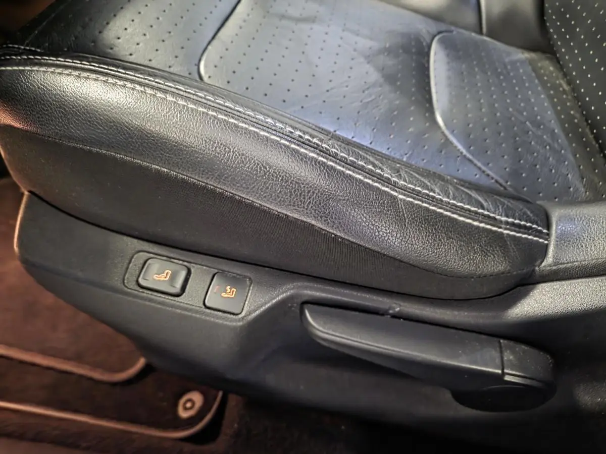 Détail du siège avant en cuir noir perforé avec commandes électriques sur le côté, DS4 2016 Sport Chic.