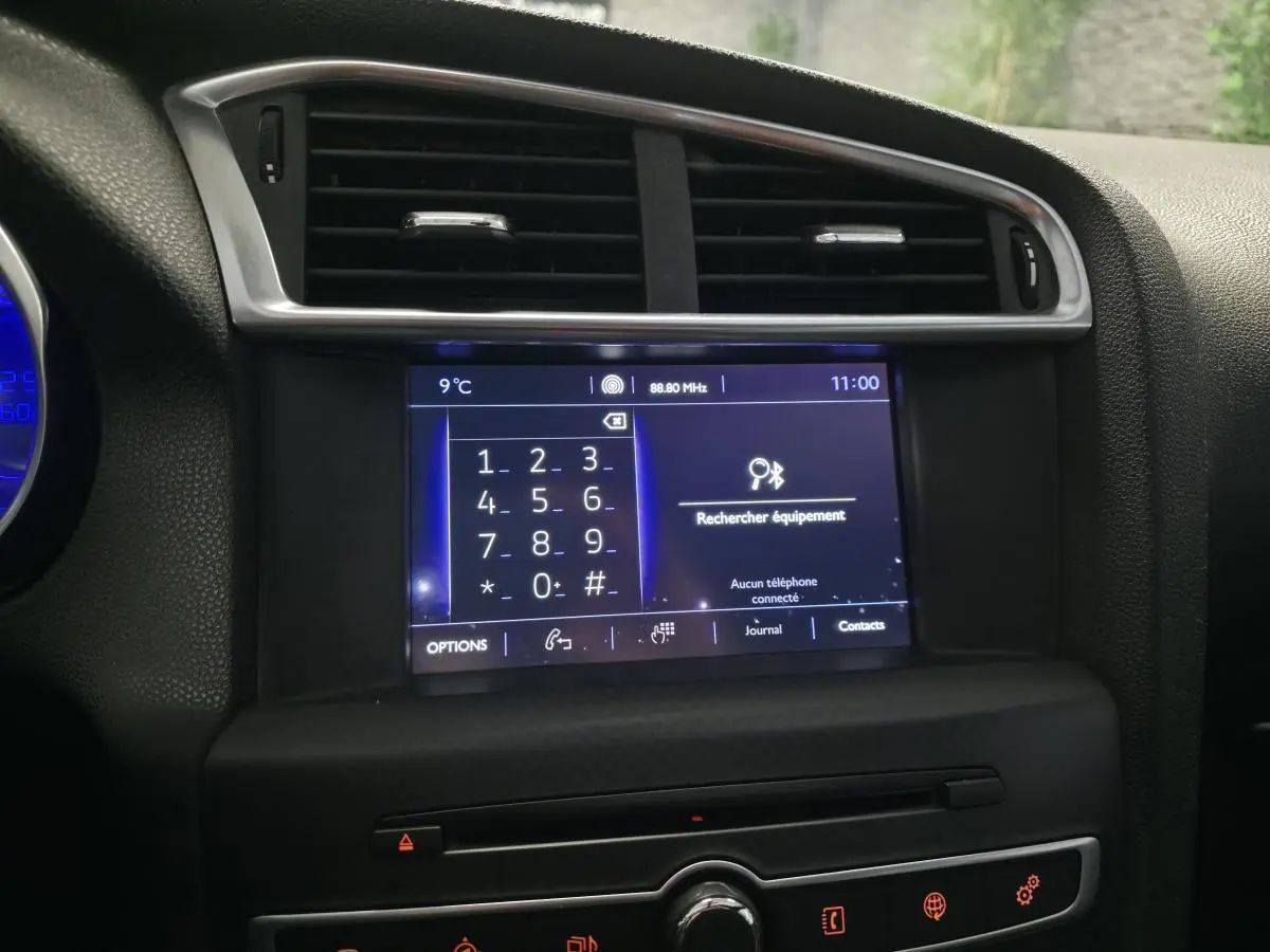 Écran tactile central avec interface Bluetooth et commandes intégrées, tableau de bord noir du DS4 violet 2016.