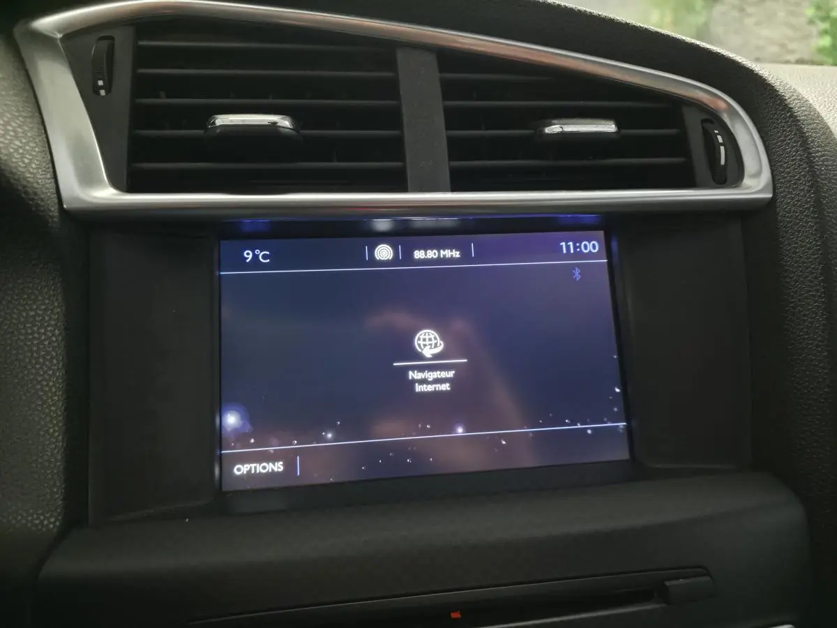 Écran tactile central du tableau de bord du DS4 2016 affichant le navigateur internet, entouré de grilles d'aération noires.