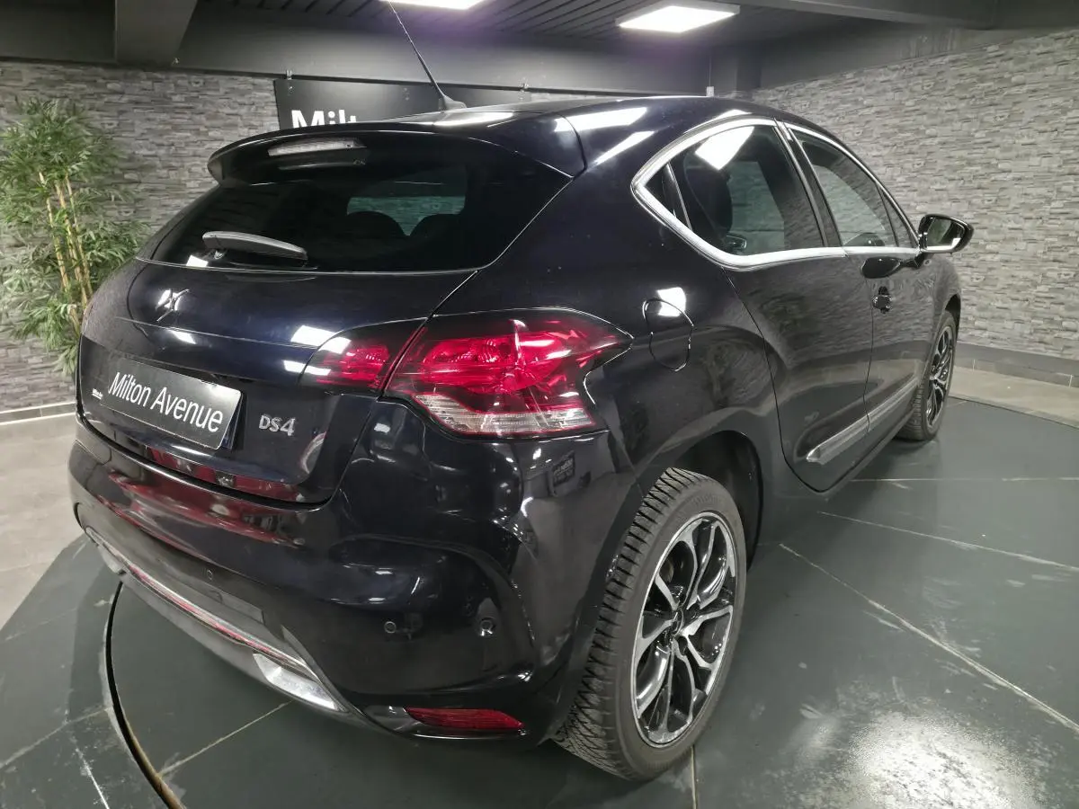 DS4 diesel violet en vue 3/4 arrière droit, avec jantes alliage noires et baguettes chromées sur les vitres