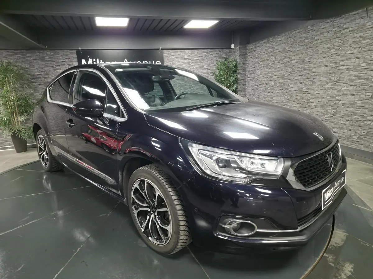 DS4 violet métallisé en 3/4 avant droit avec jantes alliage noires et détails chromés visibles