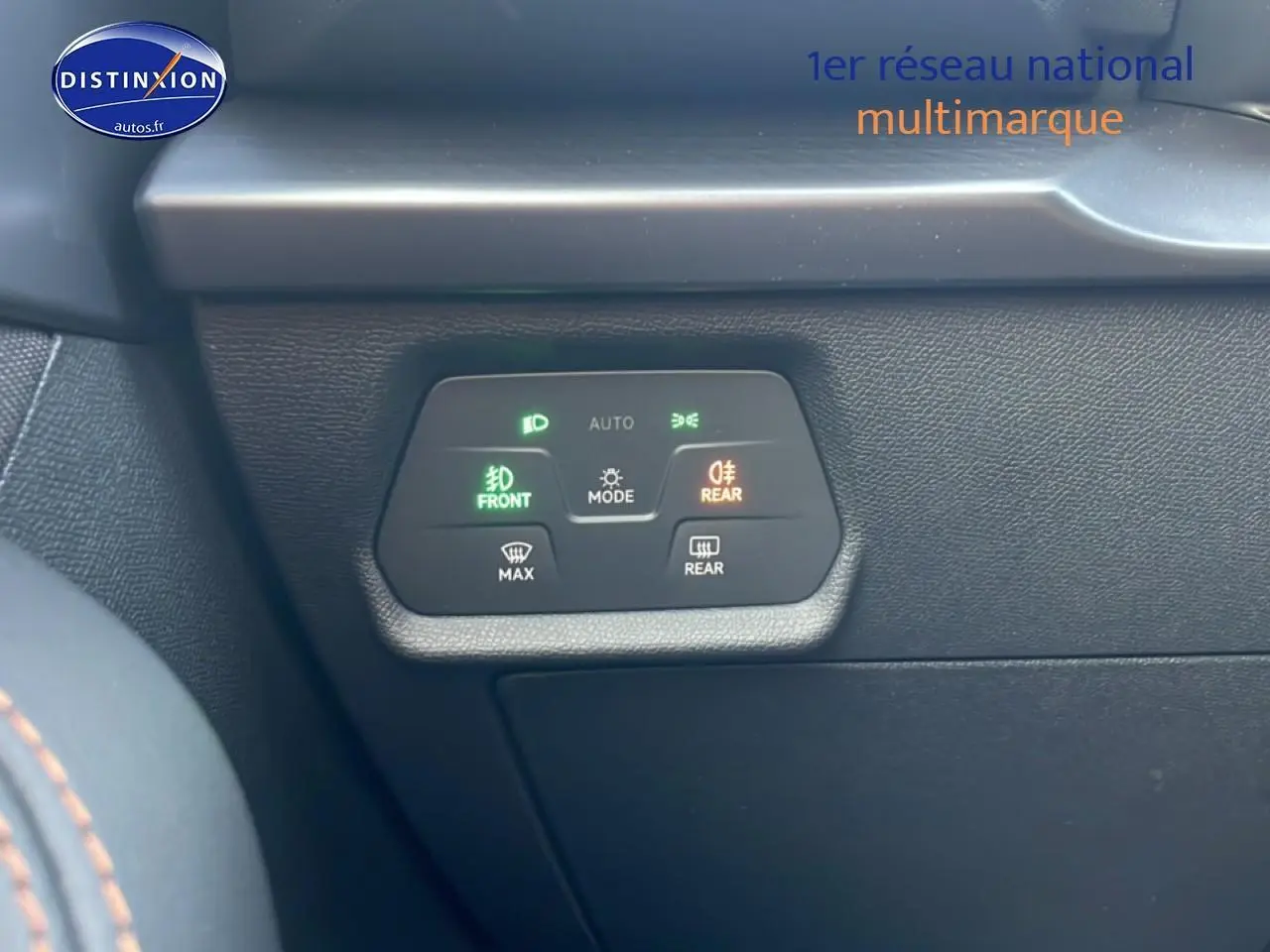 Gros plan sur les commandes d’éclairage intérieures d’un CUPRA Formentor blanc Nevada, avec boutons rétroéclairés verts et orange.