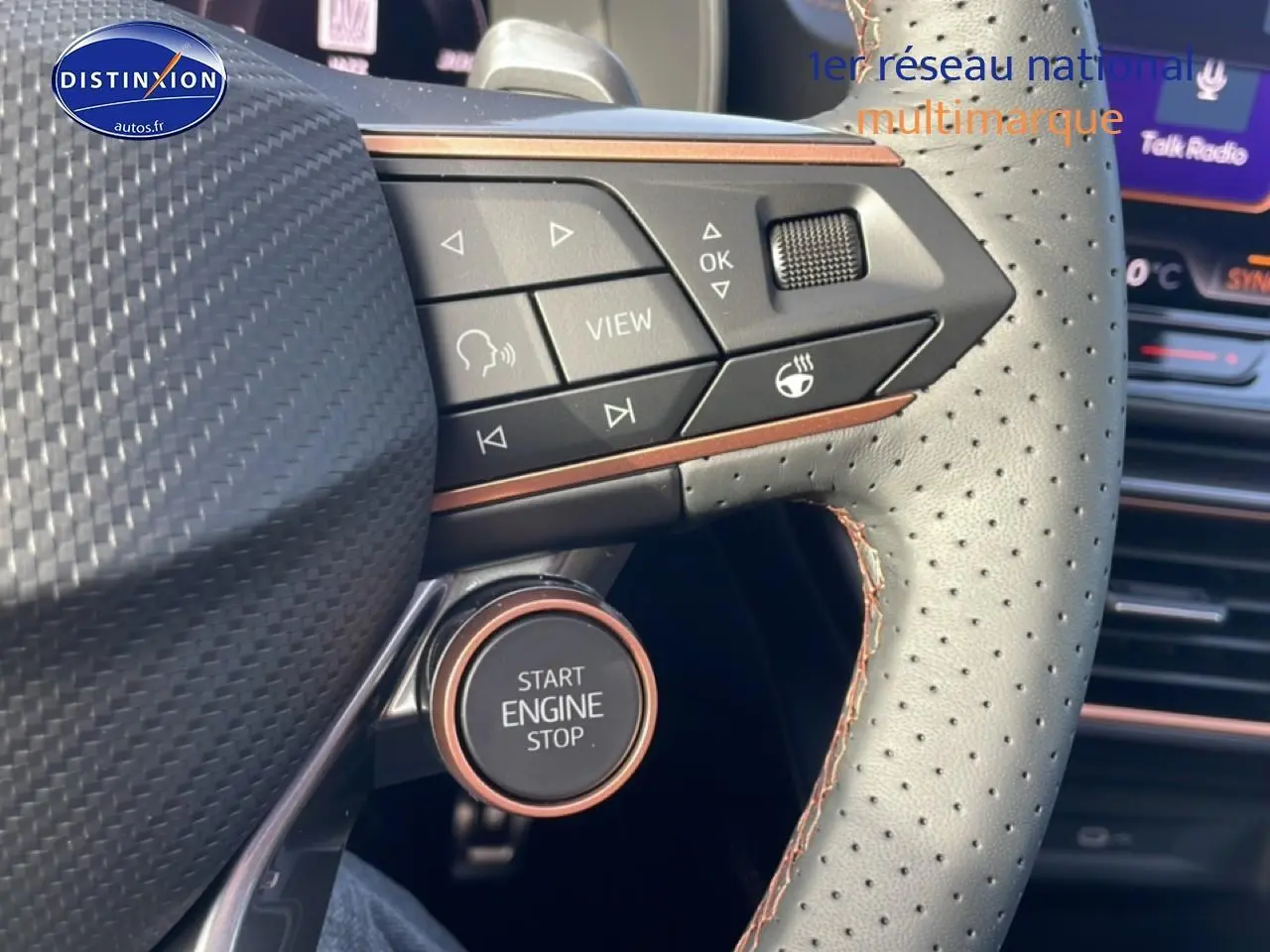 Gros plan sur le volant cuir perforé du Cupra Formentor 2026 avec commandes multifonctions et bouton start/stop.