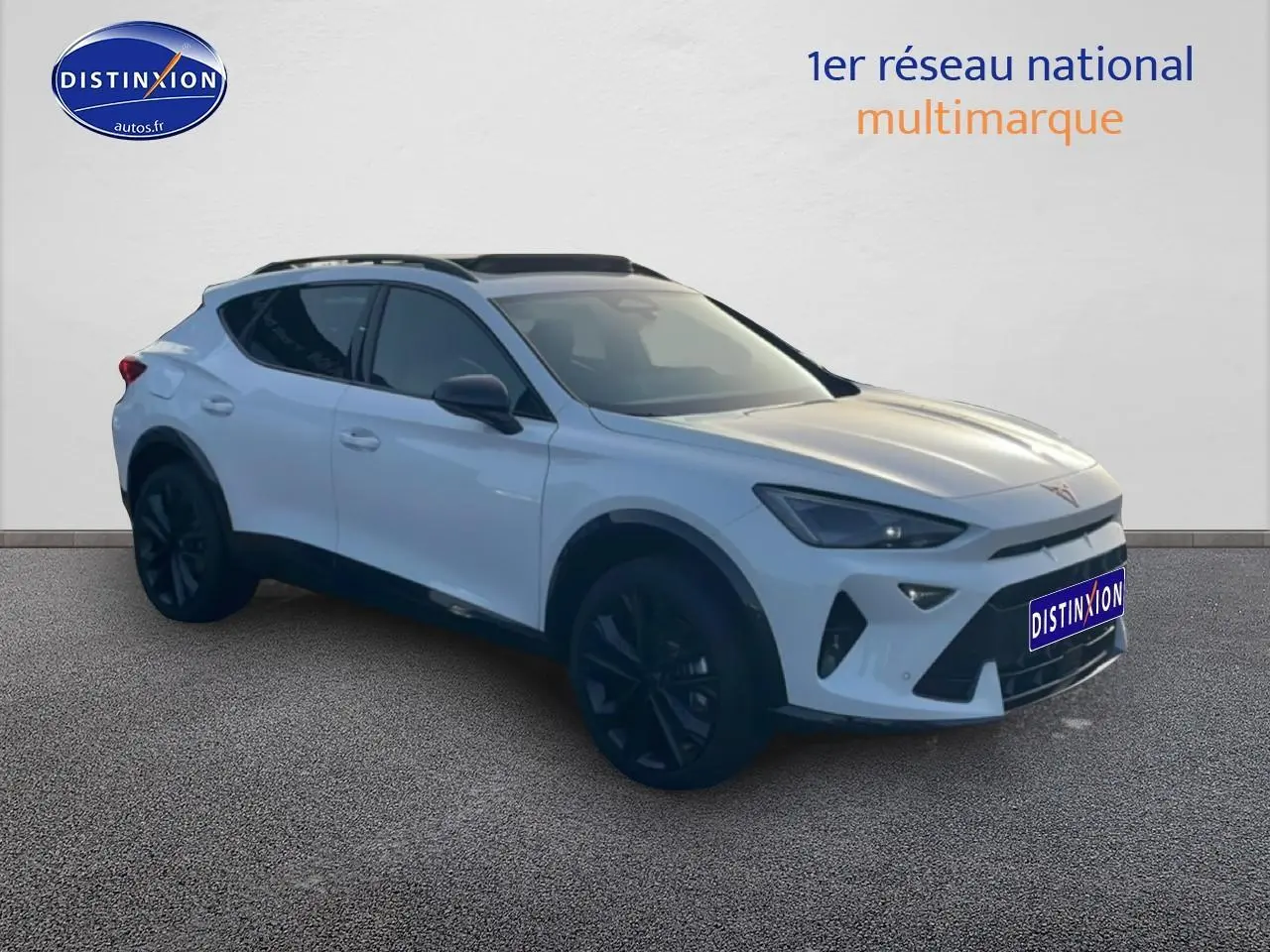 Vue 3/4 avant d'un CUPRA Formentor blanc Nevada avec jantes noires et toit ouvrant panoramique.