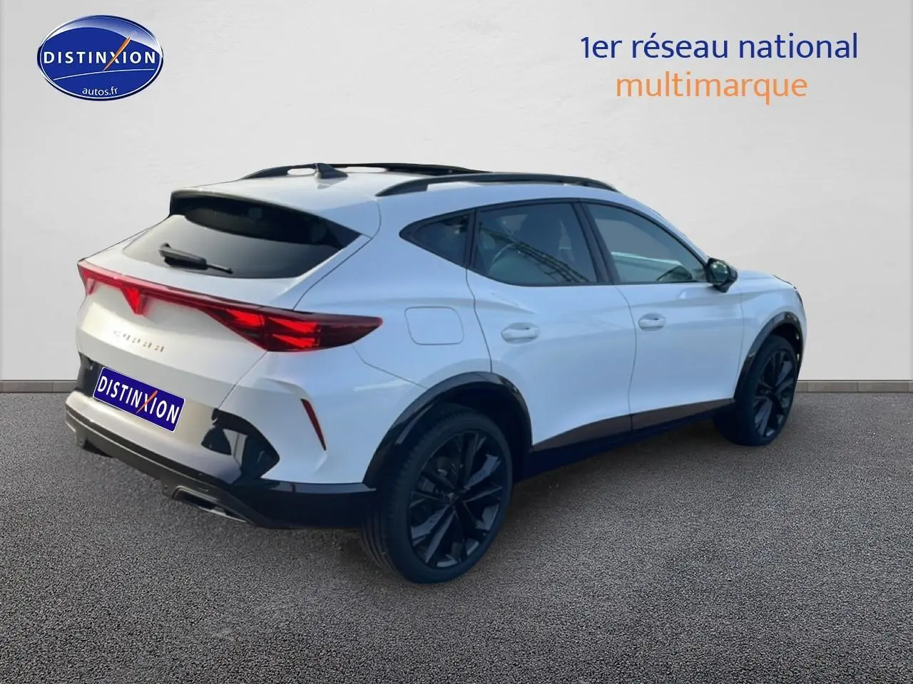 Vue 3/4 arrière droite d'un CUPRA Formentor blanc Nevada avec jantes noires et toit ouvrant panoramique.