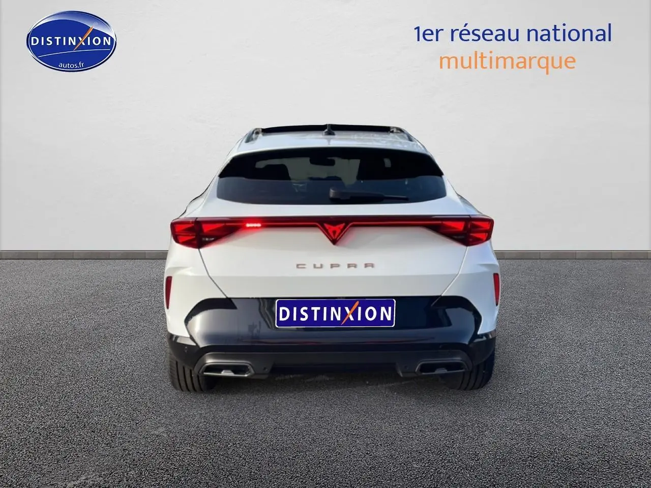 Vue arrière d'un CUPRA Formentor blanc Nevada 2026 avec feux LED et double sortie d'échappement.