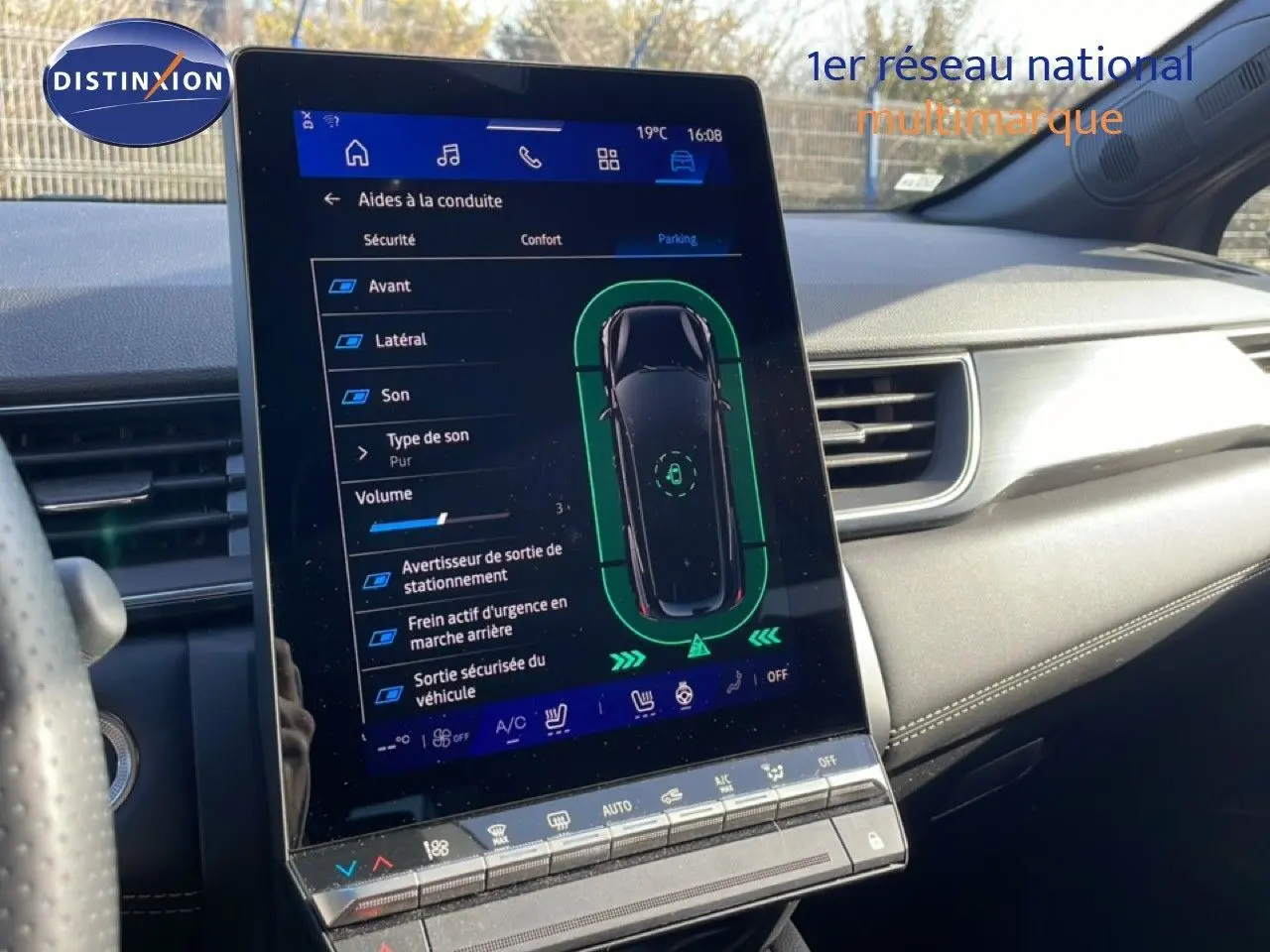 Vue intérieure centrée sur l'écran tactile du tableau de bord du Renault Symbioz gris Cassiopée Métal, affichant les aides à la conduite.