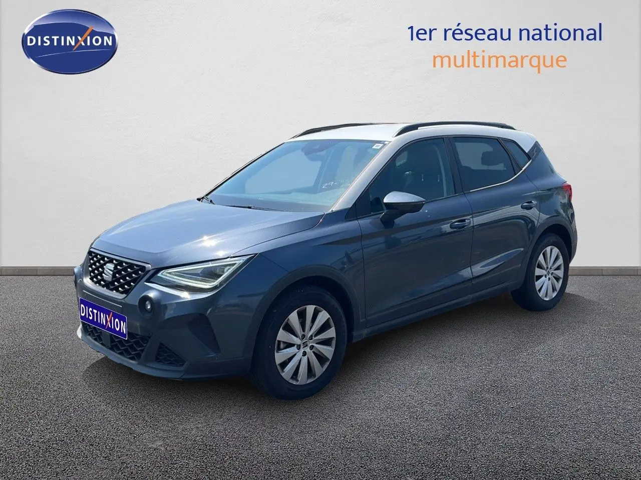 SEAT Arona gris Magnetic avec toit blanc, vue 3/4 avant droit mettant en valeur ses lignes modernes et ses jantes.