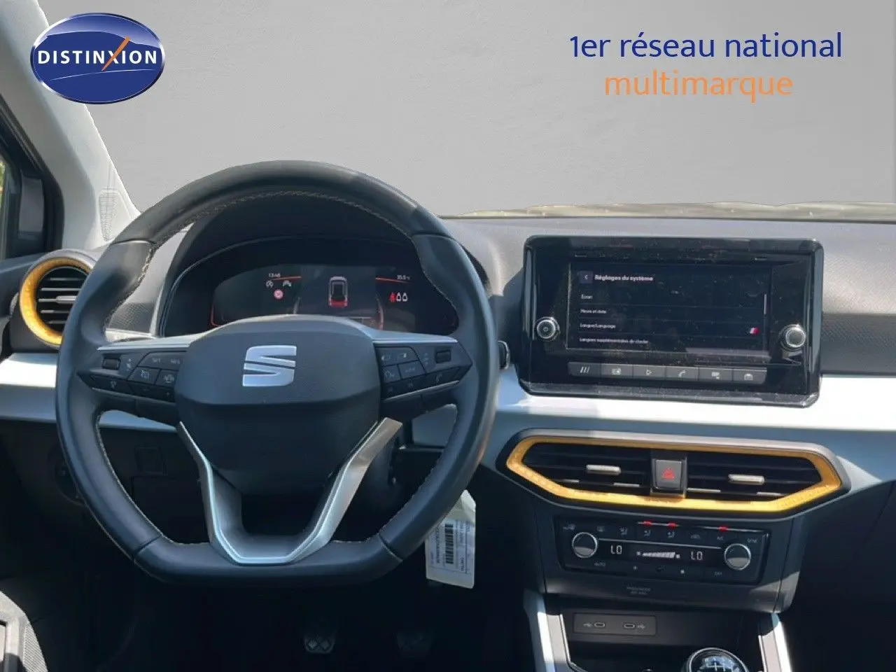 Vue intérieure du tableau de bord et volant de la SEAT Arona 2025, finition Style Special Edition, avec détails jaunes et écran tactile.