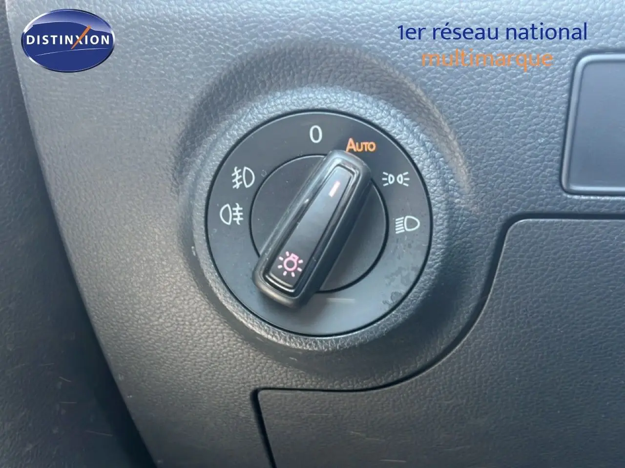 Détail du bouton de commande des phares sur le tableau de bord noir d’une SEAT Arona 2025.