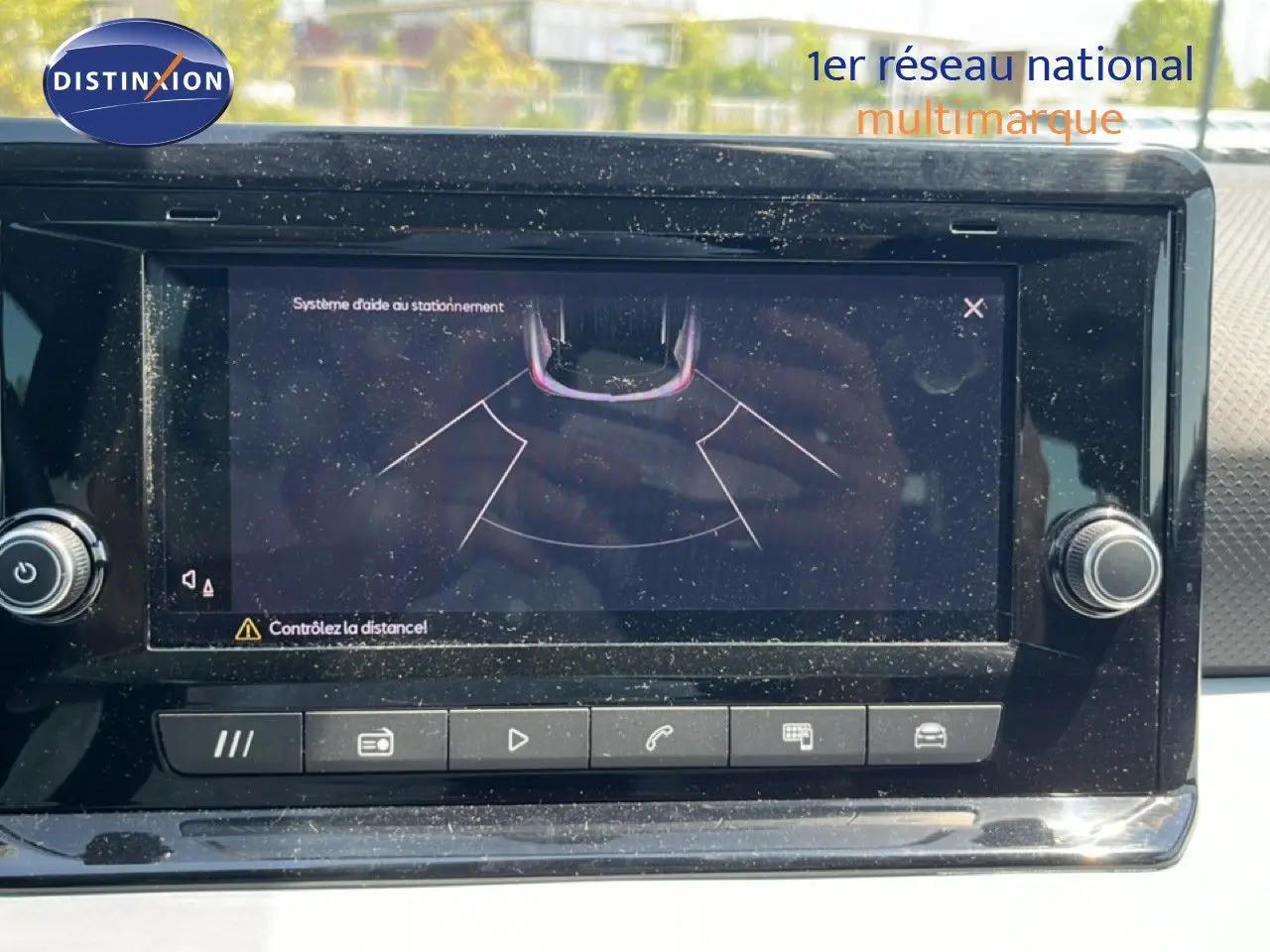 Écran central du système d’aide au stationnement de la SEAT Arona 2025, vue de face avec commandes en bas.