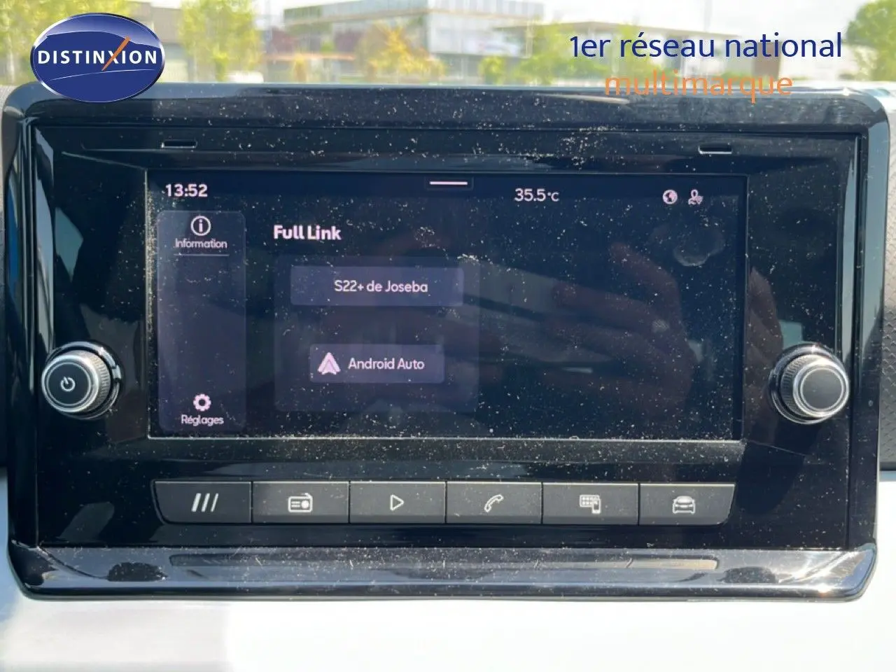 Écran tactile central du tableau de bord du SEAT Arona 2025, affichant la connexion Android Auto.