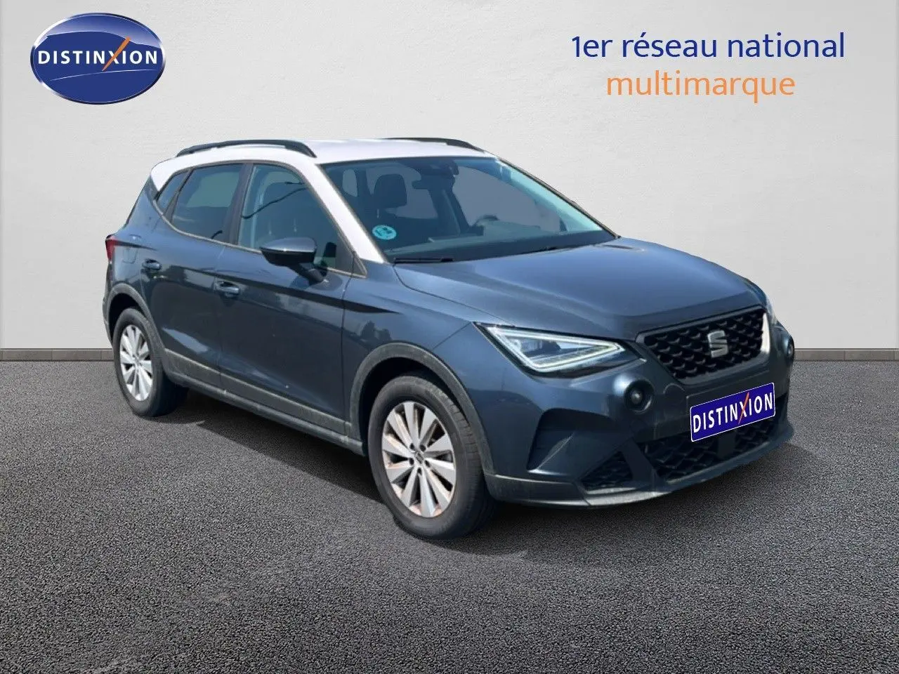 SEAT Arona gris Magnetic avec toit blanc, vue 3/4 avant droit mettant en valeur ses lignes modernes et ses phares LED.