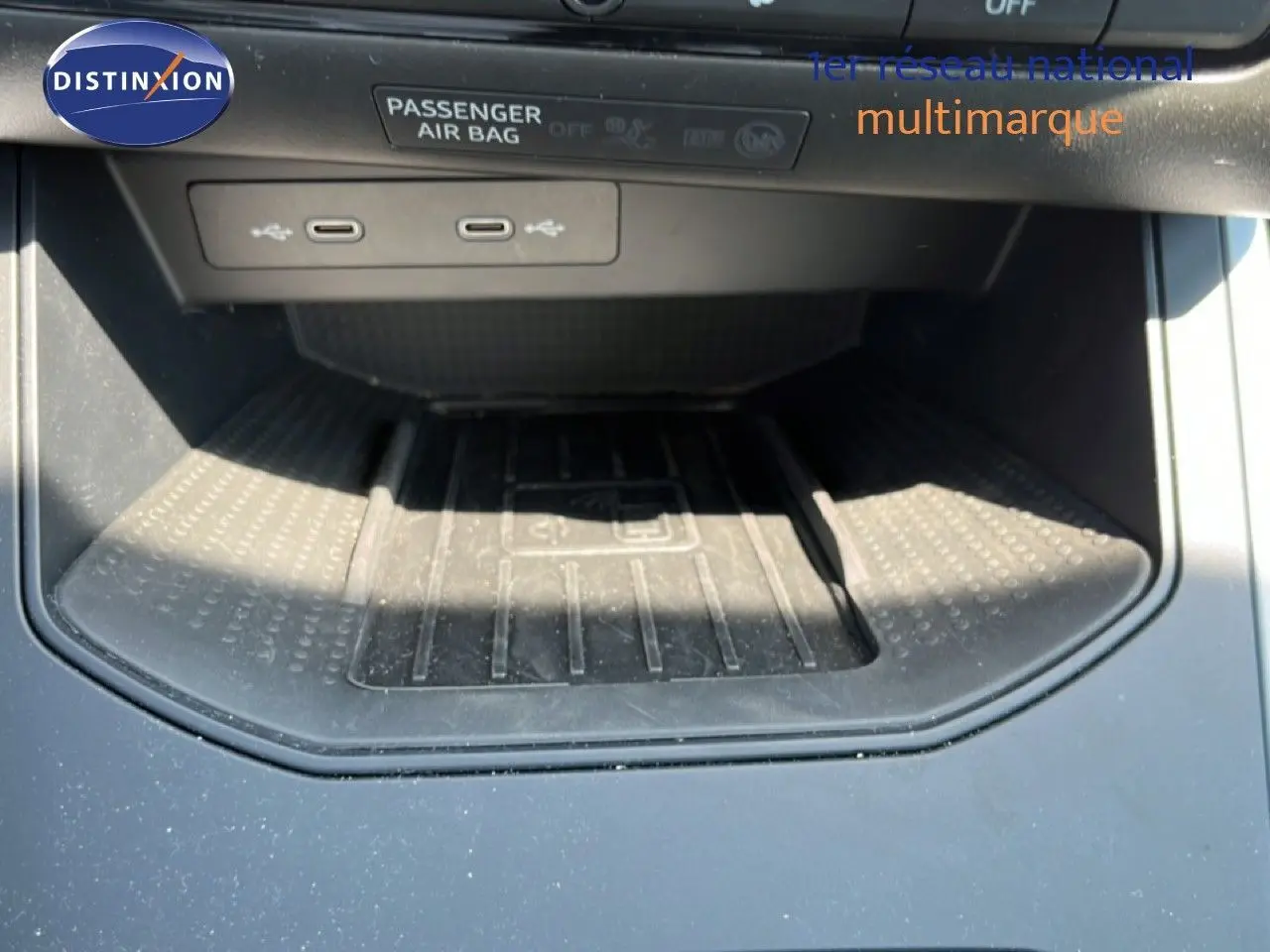 Gros plan sur la console centrale du SEAT Arona 2025, avec deux ports USB-C et un espace de rangement noir.