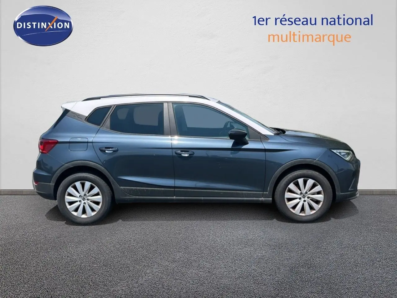 Vue de profil côté gauche d’un SEAT Arona gris Magnetic avec toit blanc, version Style Special Edition 2025.