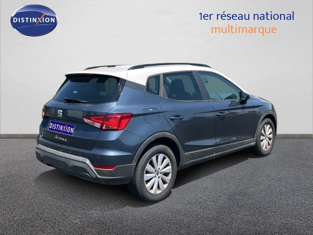 Vue 3/4 arrière droite d’un SEAT Arona gris Magnetic avec toit blanc, feux arrière LED et jantes alliage.