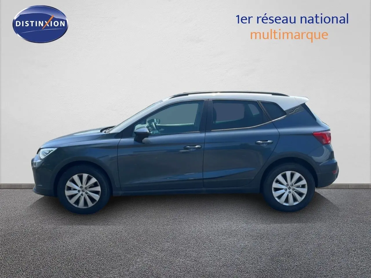 Vue latérale droite d'un SEAT Arona gris Magnetic avec toit blanc, profil compact et jantes alliage 16 pouces.