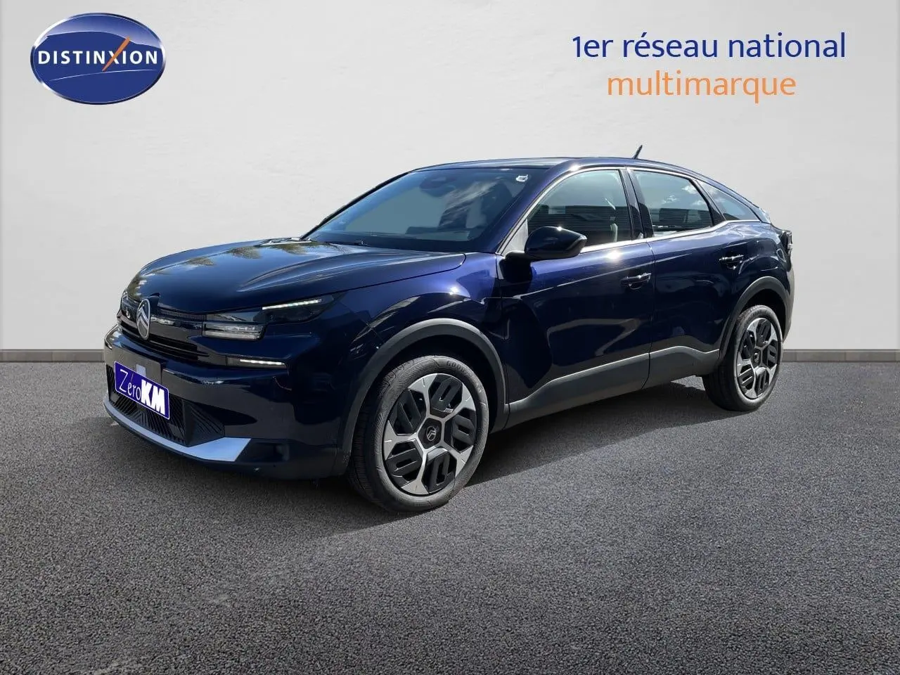 Citroën C4 Hybrid 145ch bleu eclipse métal en 3/4 avant droit, avec jantes distinctives et lignes modernes.
