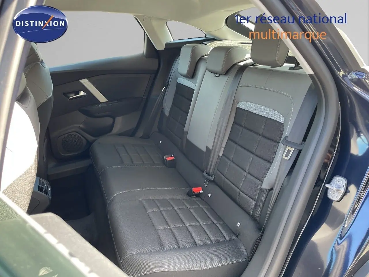 Vue intérieure arrière côté droit d'une Citroën C4 bleu eclipse metal, montrant les sièges arrière en tissu noir avec surpiqûres grises.