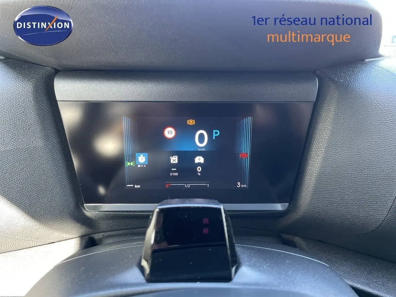 Tableau de bord numérique de la Citroën C4 Hybrid 145ch en bleu Eclipse Metal, affichage central et levier de vitesse.