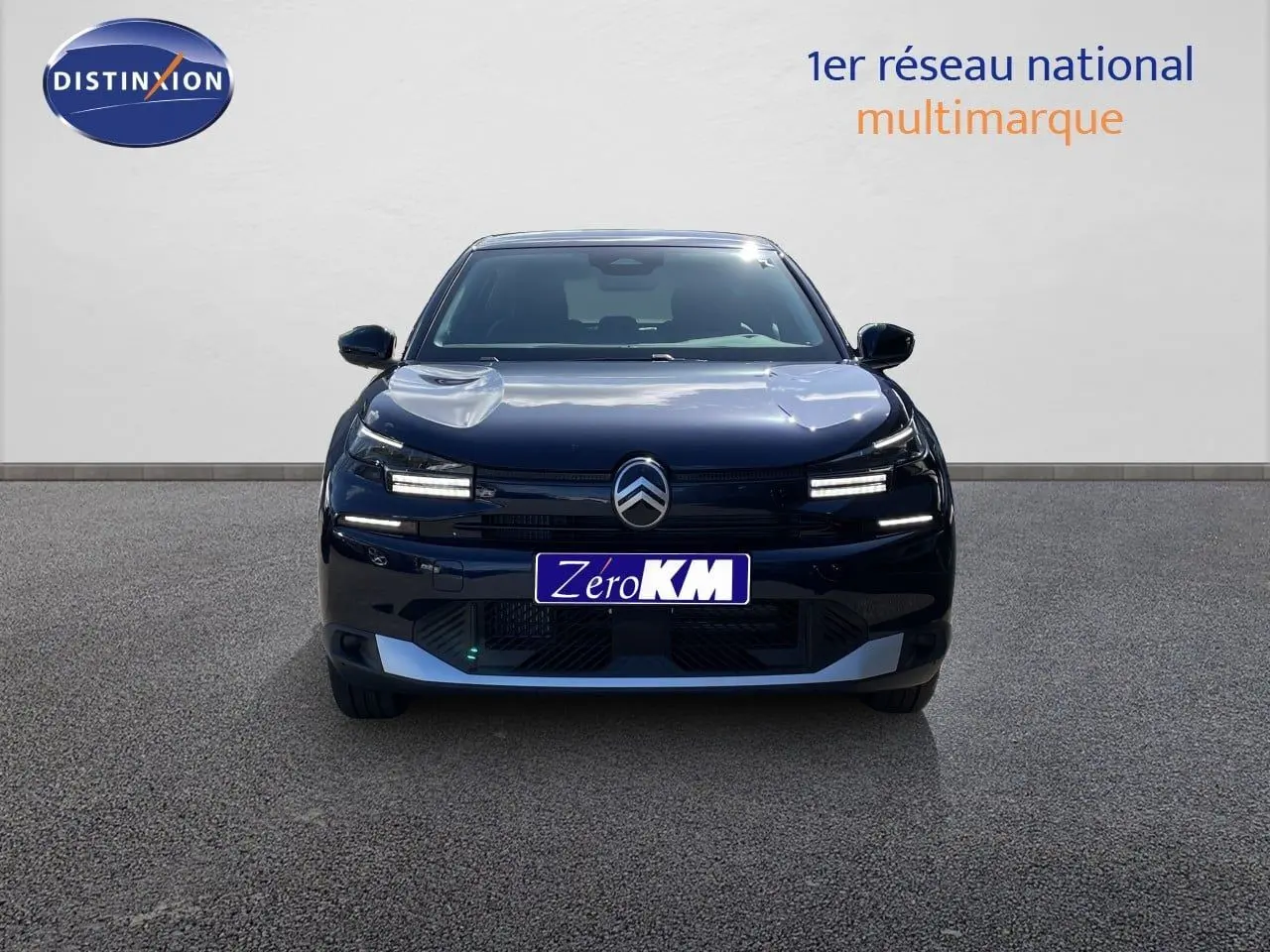 Vue frontale d'une Citroën C4 Hybrid 145ch bleu eclipse métal avec éclairage LED distinctif et calandre moderne.